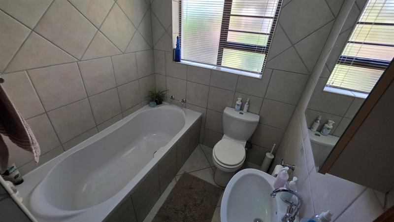 3 Bedroom Property for Sale in Fraaiuitsig Western Cape